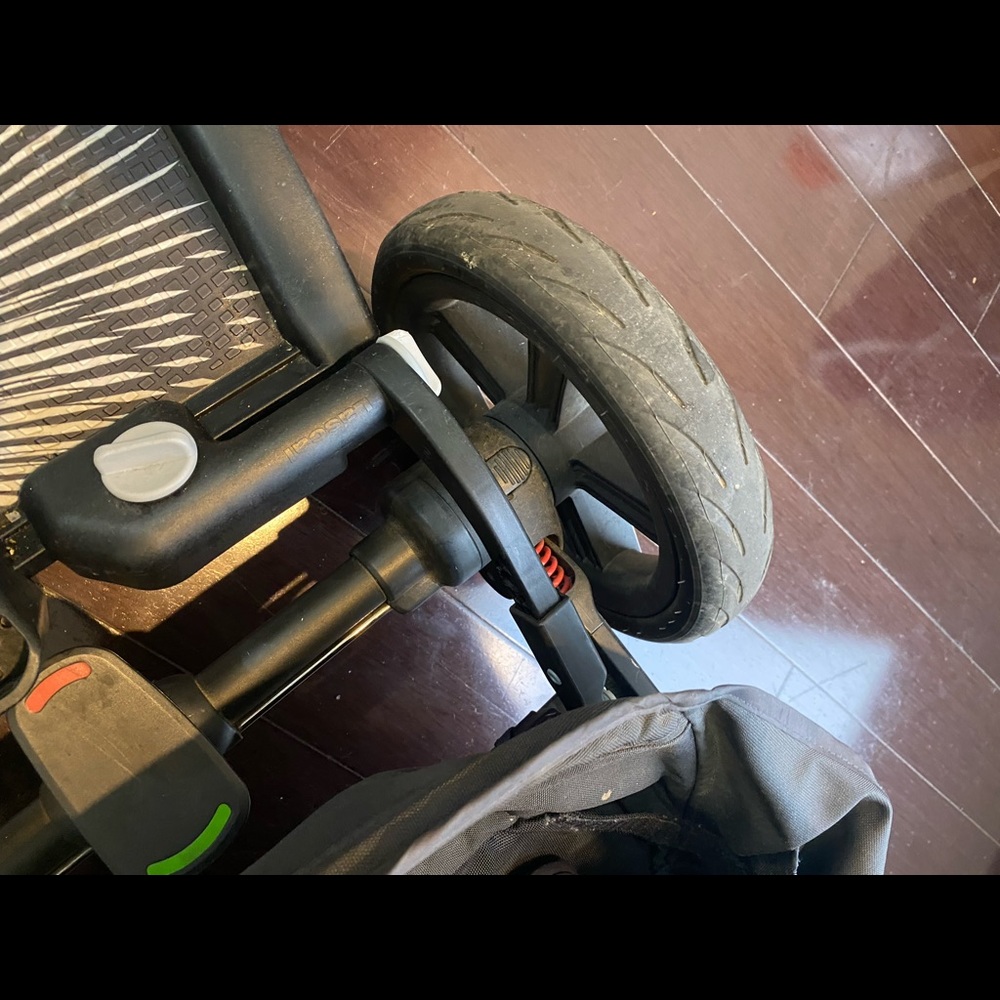 Nuna Mixx Stroller with toddler seat and kickstand - Picture 5 of 8